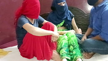 Preview 1 of Hot Porns Video Download Wnlo - पड़ोसन सौतेली माँ और उसकी लड़की को एक साथ चुदाई किया Desi XXX Threesome