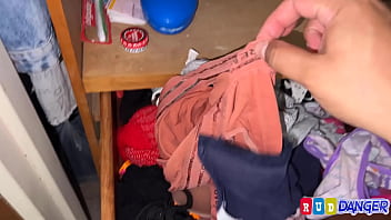 Preview 1 of Daddy Xnxx Baite - Pillando a shobrina visti&eacute_ndose me calienta que la tomo de sorpresa desnuda le saco mi polla y me la chupa como una puta morra goteando semen