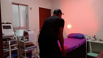 Preview 1 of Mia Sunnyy - SEXY LATINA DEJA QUE EL MASAJISTA LE FOLLE EL CO&Ntilde_O-highlight-