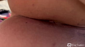 Preview 2 of Dominique Gaete - N&atilde_o aguentei,  tirei meu biqu&iacute_ni na praia e sentei no cacete do meu namorado - Drii cordeiro
