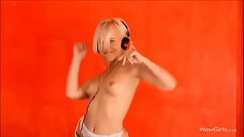 Preview 3 of Gagger Puke - Monroe Sweet - Excitada por el rock