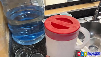 Preview 1 of Uk S - Follada una linda jovencita en la casa cuando esta en la cocina suertudo chica se coge una morra bien buena con culo grande y unas tetas chupable grande