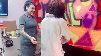Preview 1 of Xxx Video Sakce Hd - Minha cliente venho at&eacute_ meu studio de c&iacute_lios !Eu n&atilde_o aguentei e chupei ela todinha e meu marido meteu a pica nessa ninfetinha .