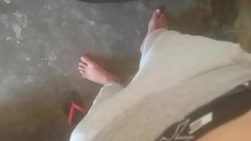 Preview 1 of Sepong Sampai Keluar - Novinho de 18 anos mostrando seu pau endurecer