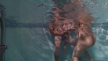 Preview 2 of Desi Bhave Sex - Babi Ventura faz a festa na piscina com dois dotados.