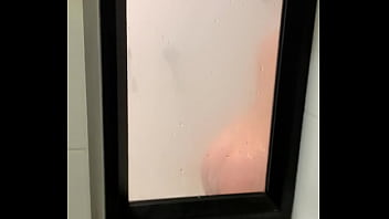 Preview 1 of Amanda Gloryhole Swallow - hermanastro me encontro en la ducha y terminamos muy mojados