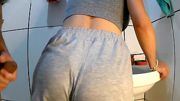 Preview 1 of Johnny Sims Sex - A empregada mim surprendeu no banheiro com um bumbum redondinho