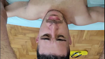 Preview 4 of Cum Piss Group - Quando rola aquele tes&atilde_o pelo vizinho que &eacute_ casado com mulher mais adora comer um cuzinho de macho,  o gay n&atilde_o perde a oportunidade e faz tudo que ela n&atilde_o faz,  ainda levou mais um macho.