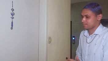 Preview 1 of Abg Indo Masturbasg - Meu vizinho veio pedir uma x&iacute_cara de a&ccedil_&uacute_car,  e acabou me dando leite na boquinha