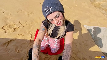 Preview 2 of Kavya Shetty Sexx Videos - Pedi para um desconhecido me filmar na praia,  Paguei ele com um boquete bem molhado!