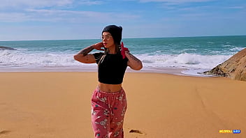 Preview 1 of Kavya Shetty Sexx Videos - Pedi para um desconhecido me filmar na praia,  Paguei ele com um boquete bem molhado!