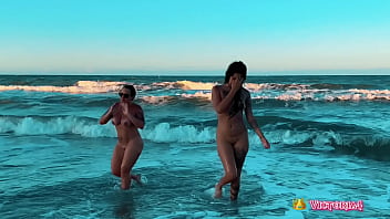 Preview 2 of Say Vidods - Duas GOSTOSAS nuas na praia em Fortal,  n&atilde_o teve boy que nao ficou de PAU DURO olhando,  peguei um e me comeu at&eacute_ me dar leitinho na bunda.
