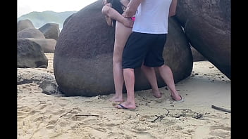 Preview 3 of Mota Buudi Xxxxvido Hd - Esposa gostosa rabuda andando de fio dental na trilha mostrando a bunda no mato