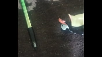 Preview 1 of Coana Pozzi - Hombre Minion se folla a ping&uuml_ino mientras su esposo es tan trabajado y de repente llega y hacen un trio