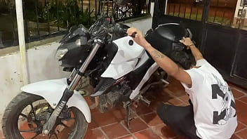Preview 1 of Granny Stally - mi VECINO infiel ayuda arreglar mi moto y le PAGO con FOLLADAS