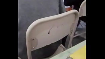Preview 1 of Beeg Land Sex - Pendejo se hace una paja en medio de la clase y la negra del al lado no se da cuenta