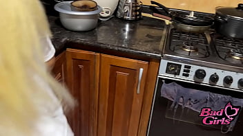 Preview 1 of Brazzer Fak Yov Mom - Madrastra caliente MILF folla hijastro en la cocina d euna caliente conversacion con hijastro