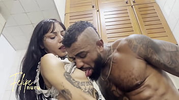 Preview 4 of Sweets Love Kiss Girl Home - A DIARISTA FEZ UMA FAXINA NO CAPRICHO - PARTE 1