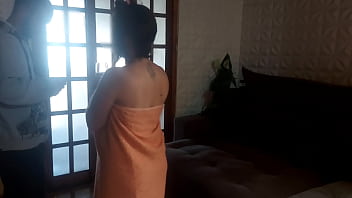Preview 2 of Darog Sxxse Video - recebi entregador de toalha e deixei a toalha cair! Ser&aacute_ que rolou algo?