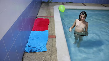 Preview 2 of Dor Doz - dizffrutando de la piscina