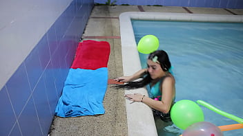 Preview 1 of Dor Doz - dizffrutando de la piscina