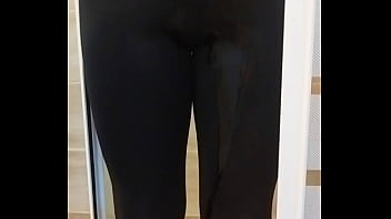 Preview 2 of Xxxxvideo Hd Mp4 - Yannik fait pipi dans leggings