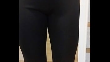 Preview 1 of Xxxxvideo Hd Mp4 - Yannik fait pipi dans leggings