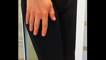 Preview 4 of Xxxxvideo Hd Mp4 - Yannik fait pipi dans leggings