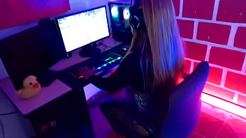 Preview 1 of Xvideo Pakka Rakesh Sharma - me descubre en medio de una Stream  y me termina follando