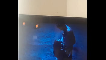 Preview 1 of Jiggly Jugs - Masturbandome con pelicula de netflix