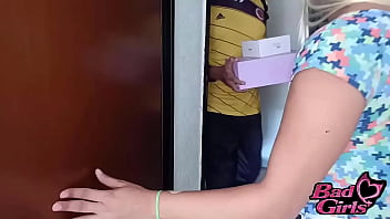 Preview 4 of Marathi Got Porn - Sobrina rubia caliente no tiene como pagar el delivery que decide coger por el pedido