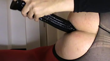 Preview 1 of Midget Porn - Dildo anale nero rigato
