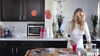 Preview 1 of White Table - Scoring A Sporty MILF1.mp4