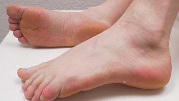 Preview 1 of Pussy Glass Table - Feet