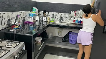 Preview 1 of Sunny Leone Porn Brazzera - mientras limpiaba la cocina mi madrastra llega a ordenarme que le coja sus tetas y co&ntilde_o grande