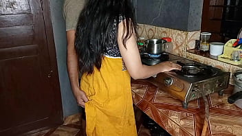 Preview 1 of Lisa Ann M - काम करने वाली बाई को किचन में सफाई करते चोदा XXX Maid Sex साफ हिंदी आवाज में