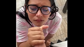 Preview 4 of Blue Star Xxx Com - sexy colombiana mamandole la verga a su vecino en publico es pillada