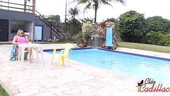 Preview 1 of Sexy Hot Crush - Cl&eacute_o cadillac... dei para o piscineiro (Marlon Costa) quando o corno do meu marido saiu