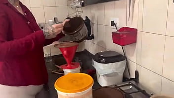 Preview 4 of Nenen Besaar - Preparando um cafezinho da manh&atilde_ daquele jeito que vcs gostam
