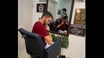 Preview 2 of Corps Brula - HOMEM TRANS FTM FODE GOSTOSO NA CADEIRA DO BARBEIRO DOTADO