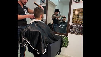 Preview 1 of Corps Brula - HOMEM TRANS FTM FODE GOSTOSO NA CADEIRA DO BARBEIRO DOTADO
