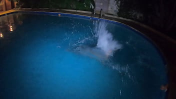 Preview 3 of Moom San Xxx - Larissa Leite apronta no meio da madrugada na piscina