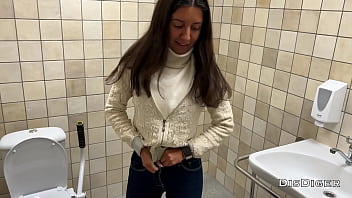Preview 4 of Madura Dormidas - Real Porn Casting in a Public Toilet of a Shopping Center