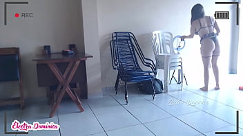 Preview 2 of Mo Sax Mom - Essa gar&ccedil_onete trabalha em um bar,  ela &eacute_ muito gostosa