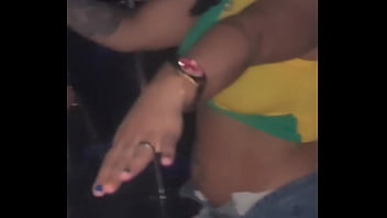 Preview 2 of Vannessa Garsia - Aventuras da Nick para gozar com celular na m&atilde_o - Gozando na balada,  com amigos,  na rua e no motel sentando e mamando gostoso