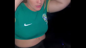 Preview 1 of Vannessa Garsia - Aventuras da Nick para gozar com celular na m&atilde_o - Gozando na balada,  com amigos,  na rua e no motel sentando e mamando gostoso