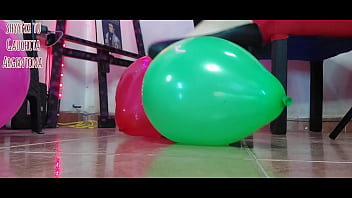 Preview 1 of Toilet With Nikki Benz - ShyyFxx tu pelirroja favorita jugando y reventando globos! fetiche looner