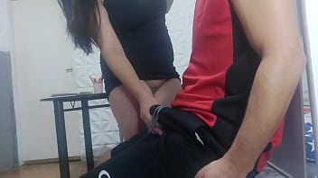 Preview 4 of Xxx Move Dr Fall Sex - recepcionista gostosa sem calcinha! me arrisquei colocando o pau pra fora! em plena recep&ccedil_&atilde_o,  qual ser&aacute_ a rea&ccedil_&atilde_o dela?