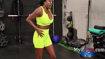 Preview 1 of Maun Porn - Curvy Ebony&#039_s Exercise Routine- Naomi Foxx