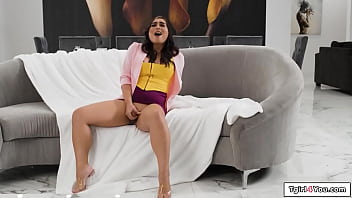 Preview 1 of O Banho Do Urso - Tgirl4You.com - Asian shemale Ember Fiera fucks a maid